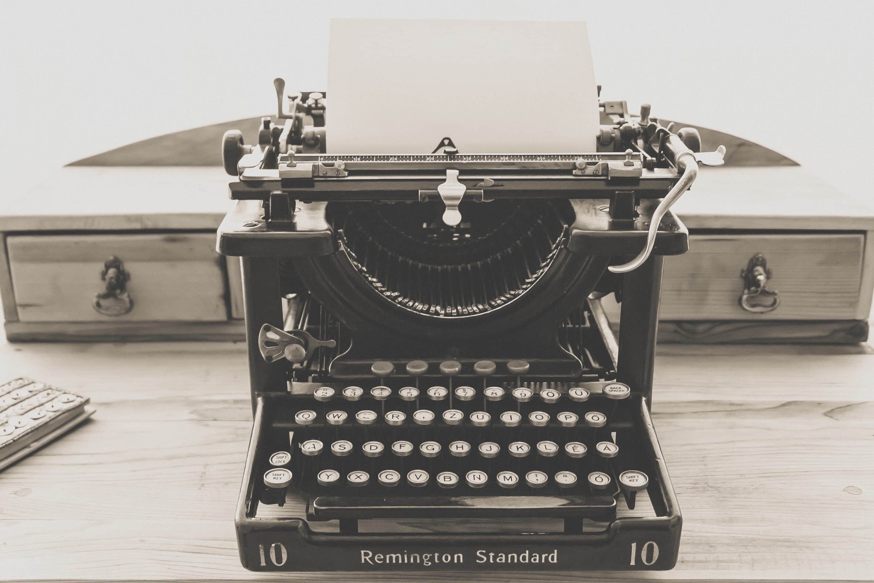 Maquina de escrever antiga (fazendo alusão a escrita da mensagem de cobrança)